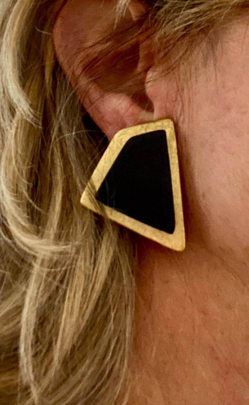Vintage Orginal Clip Matt Gold Ohrring Mit Matt Schwarzem Harz Made in Usa Von Der Designerin Norma Jean Signiert von normajeandesignerUS