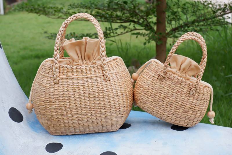 Mommy & Me Wasserhyazinthe Taschenset Passende Handgefertigte Stroh Crossbody von nornorbag