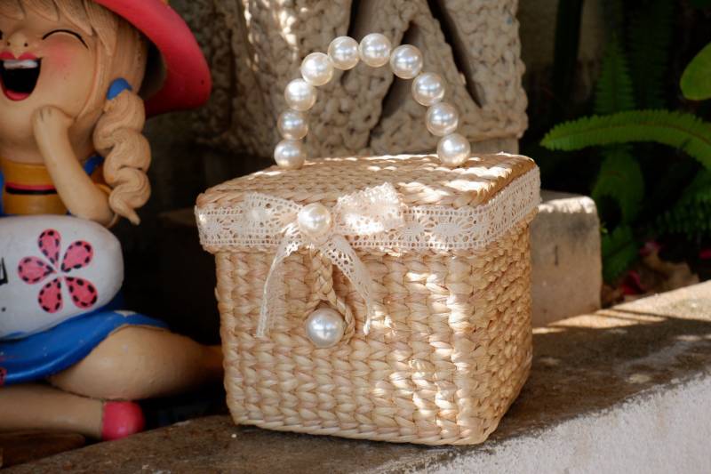 Perlengriff Strohtasche Gewebte Mini Bucket Purse von nornorbag