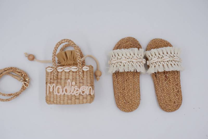 Personalisierte Strohtasche & Sandale Set Kids Shell Purse Personalisierte Strohtasche & Sandale Set Kids Shell Purse von nornorbag
