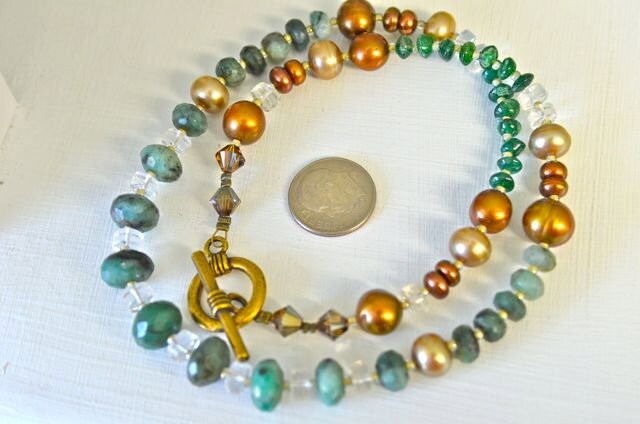 Smaragd-Halskette Mit Schokobraunen Süßwasserperlen, Aventurin, Quarzkristall Und Messingzubehör, Handgefertigt in Maine Von Kimberly von northatlanticart