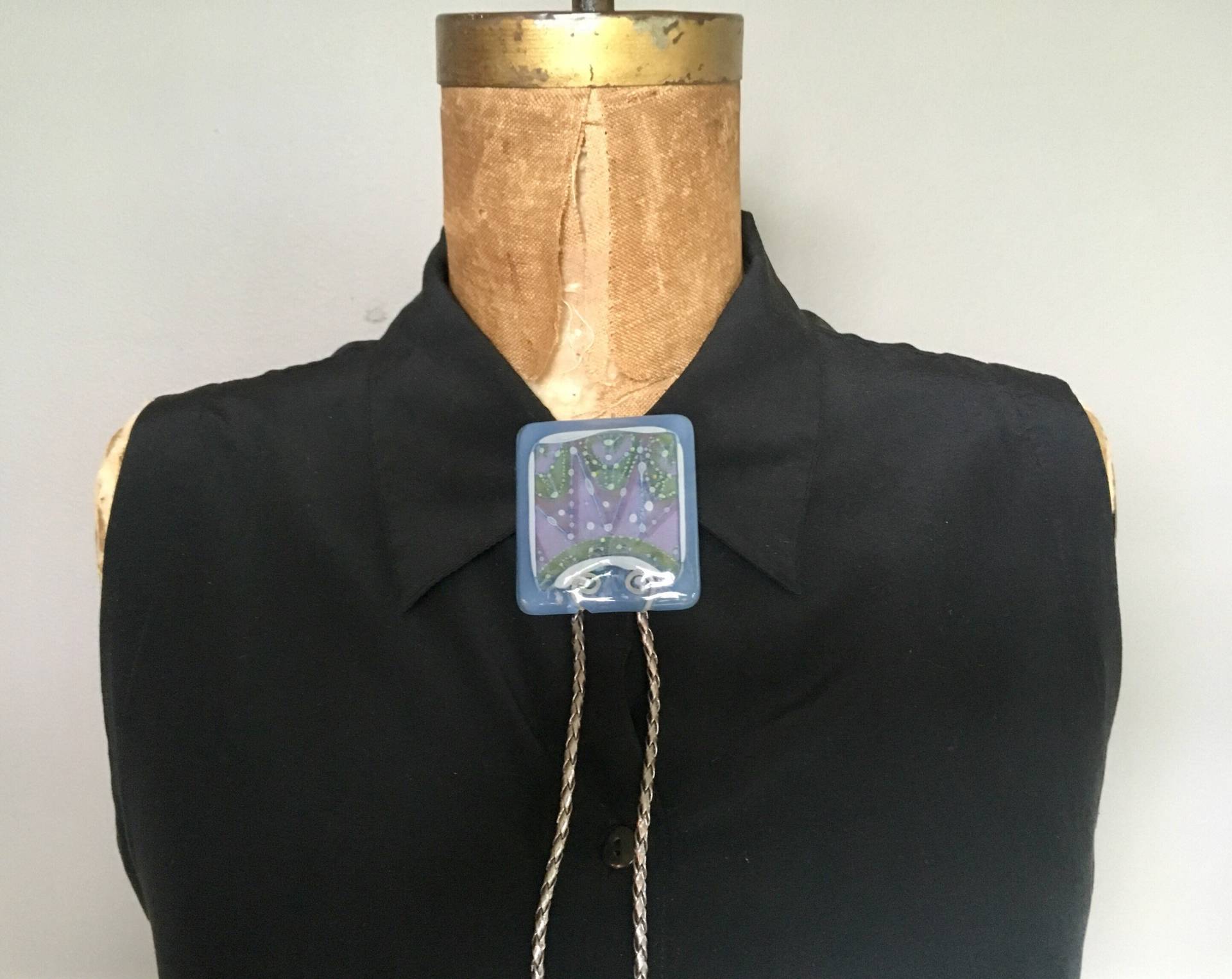 Abstraktes Lila Glas Quadrat Bolo Mit Silber Krawatte Abstraktes Lila Glas Quadrat Bolo Mit Silber Krawatte von nosass