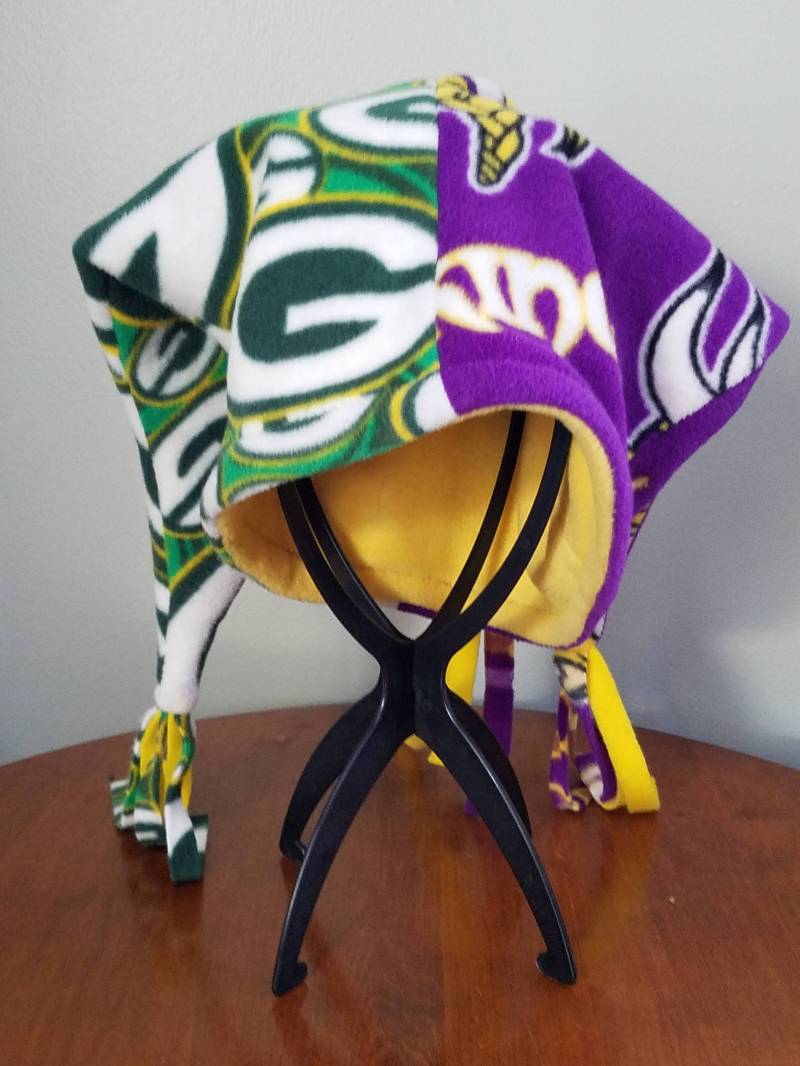 Dual Fußball Fan Hut Für Den Konflikt Haushalt. Ich Habe Andere Team-stoffe Zur Auswahl, Alle in Polar-Fleece Dual Fußball Fan Hut Für Den Konflikt Haushalt. Ich Habe Andere Team-stoffe Zur Auswahl, Alle in Polar-Fleece von notjestahat