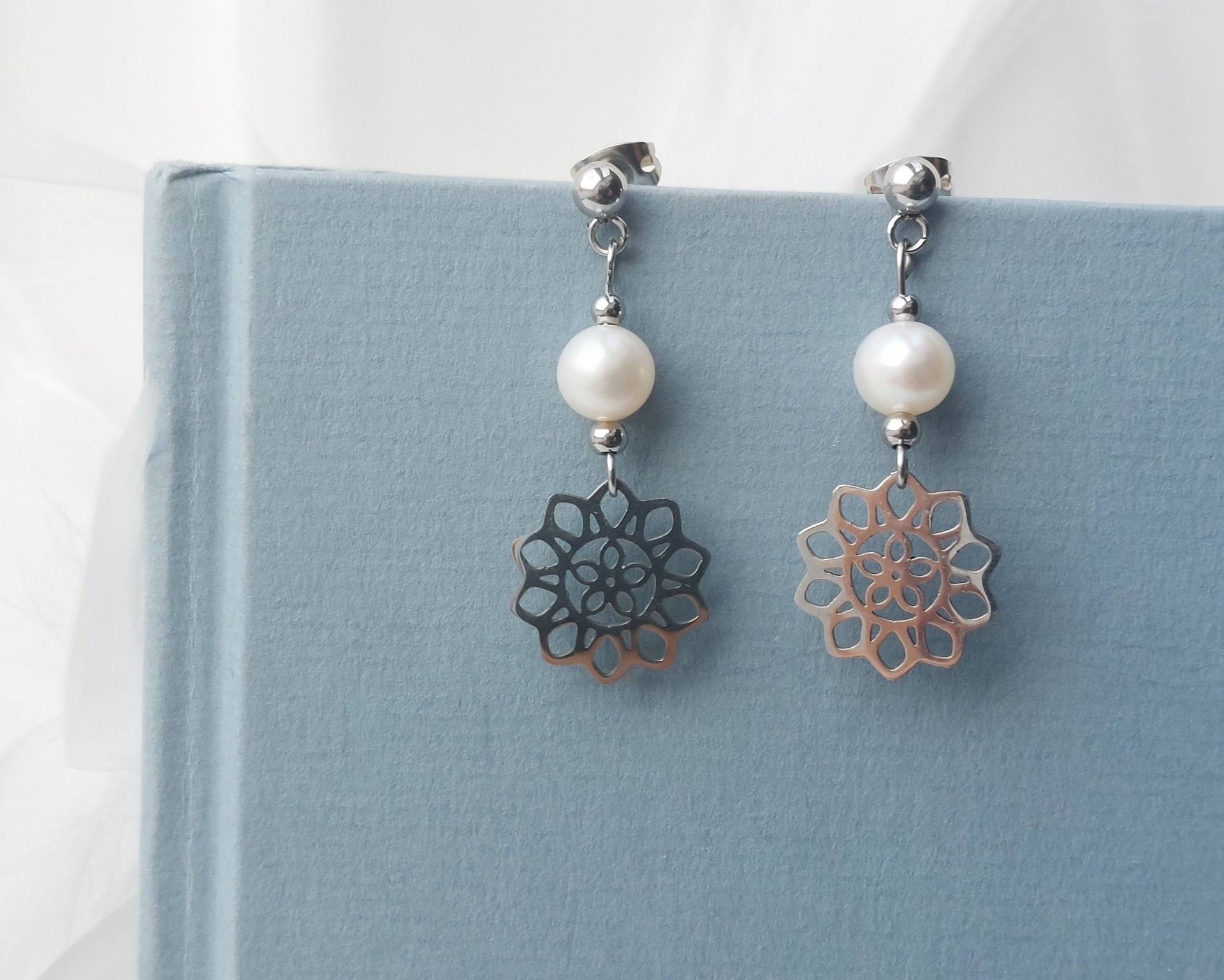 Blüte Ohrstecker Mit Perle Und Edelstahl // Süßwasserperle Weiß Charm Aus/Design Unikat Schmuck Blüte Ohrstecker Mit Perle Und Edelstahl // Süßwasserperle Weiß Charm Aus/Design Unikat Schmuck von nouimanufaktur