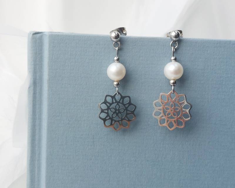 Blüte Ohrstecker Mit Perle Und Edelstahl // Süßwasserperle Weiß Charm Aus/Design Unikat Schmuck Blüte Ohrstecker Mit Perle Und Edelstahl // Süßwasserperle Weiß Charm Aus/Design Unikat Schmuck von nouimanufaktur