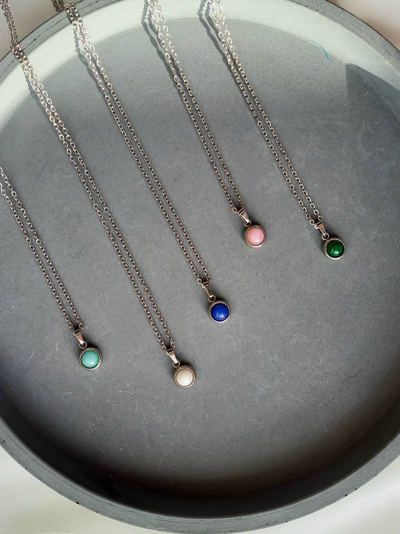 Dot Mini Halskette Mit Jade Anhänger // Verschiedene Farben/Design Unikat Schmuck Dot Mini Halskette Mit Jade Anhänger // Verschiedene Farben/Design Unikat Schmuck von nouimanufaktur