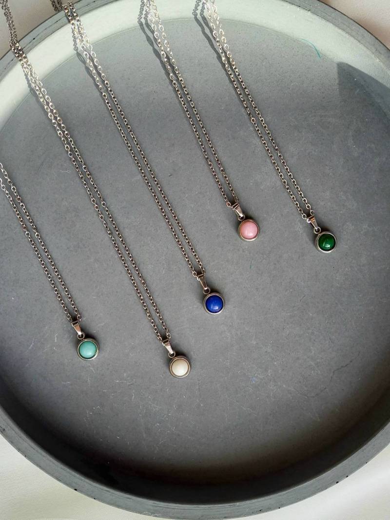 Dot Mini Halskette Mit Jade Anhänger // Verschiedene Farben/Design Unikat Schmuck Dot Mini Halskette Mit Jade Anhänger // Verschiedene Farben/Design Unikat Schmuck von nouimanufaktur