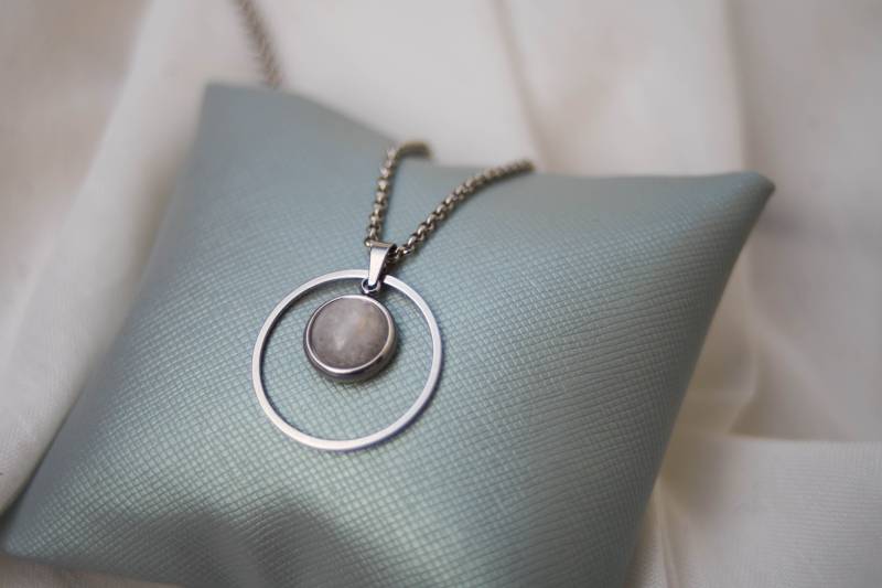 Mond Halskette Mit Jade Anhänger // Weiß | Meliert, Milchig Loop Aus Edelstahl/Design Unikat Schmuck Mond Halskette Mit Jade Anhänger // Weiß | Meliert, Milchig Loop Aus Edelstahl/Design Unikat Schmuck von nouimanufaktur