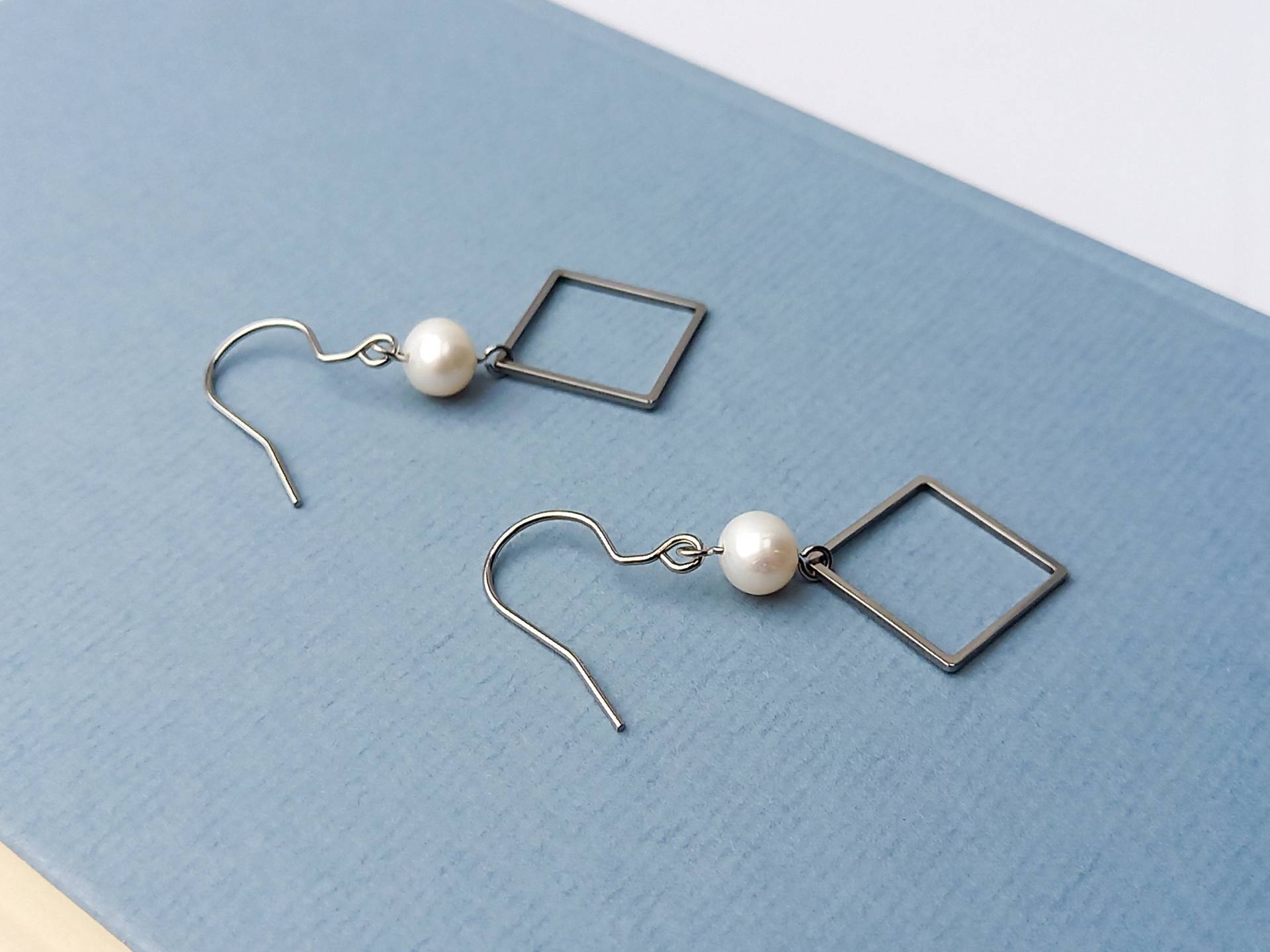 Quadro Ohrhänger Mit Perle Und Edelstahl // Süßwasserperle Weiß Charm Aus/Design Unikat Schmuck Quadro Ohrhänger Mit Perle Und Edelstahl // Süßwasserperle Weiß Charm Aus/Design Unikat Schmuck von nouimanufaktur