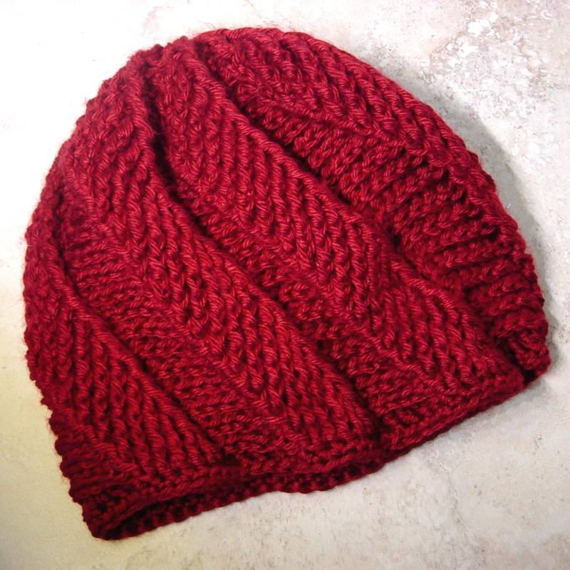Burgunder-Roter Cloche-Hut Gehäkelt Slouchy Boho Winter Wear von novelknitsdlm