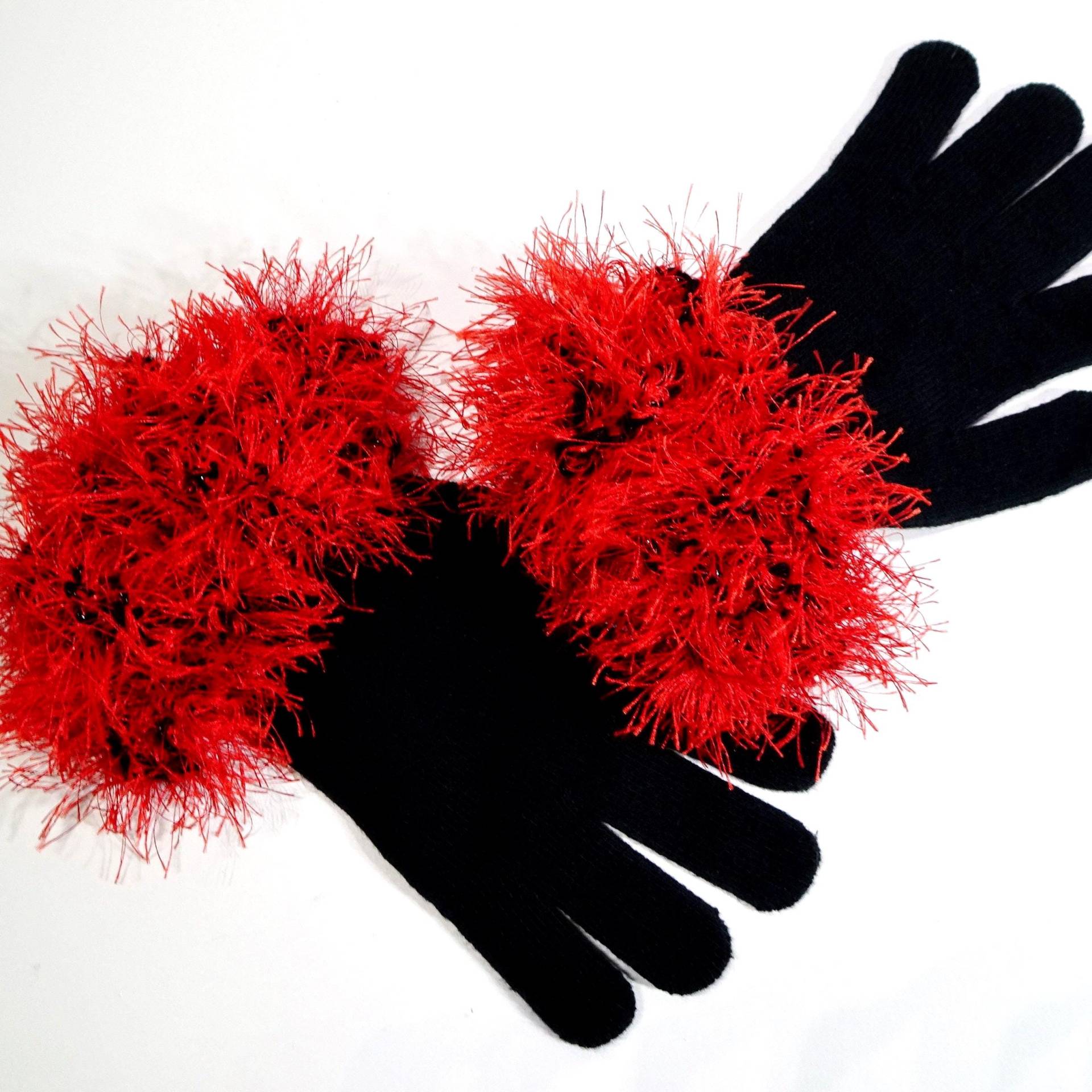 Gehäkelte Manschetten Handschuhe Schwarz & Rot Kunstpelz, Weihnachtsfeier von novelknitsdlm