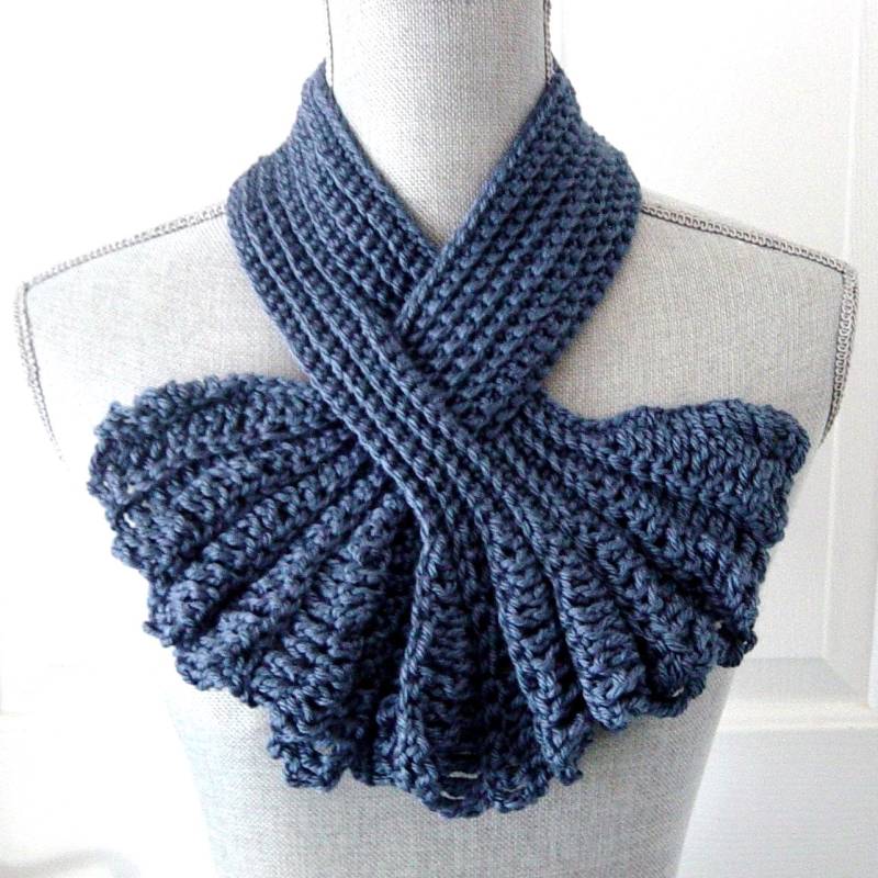 Gehäkelter Keyhole Schal Blau Rüschen Halswärmer von novelknitsdlm