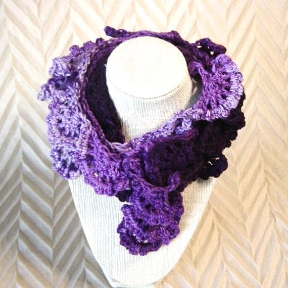 Gehäkelter Lila Rüschen Schal Halswärmer Aus Bunten Garn von novelknitsdlm