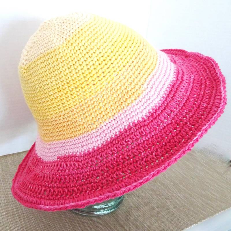 Gehäkelter Sonnenhut Pink & Gelbe Krempe, Damen Baumwoll-strandhut von novelknitsdlm