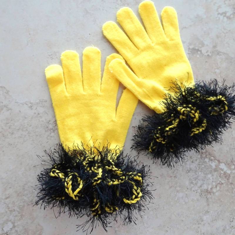 Gelbe Gestrickte Handschuhe Mit Schwarzer Gehäkelter Manschette von novelknitsdlm