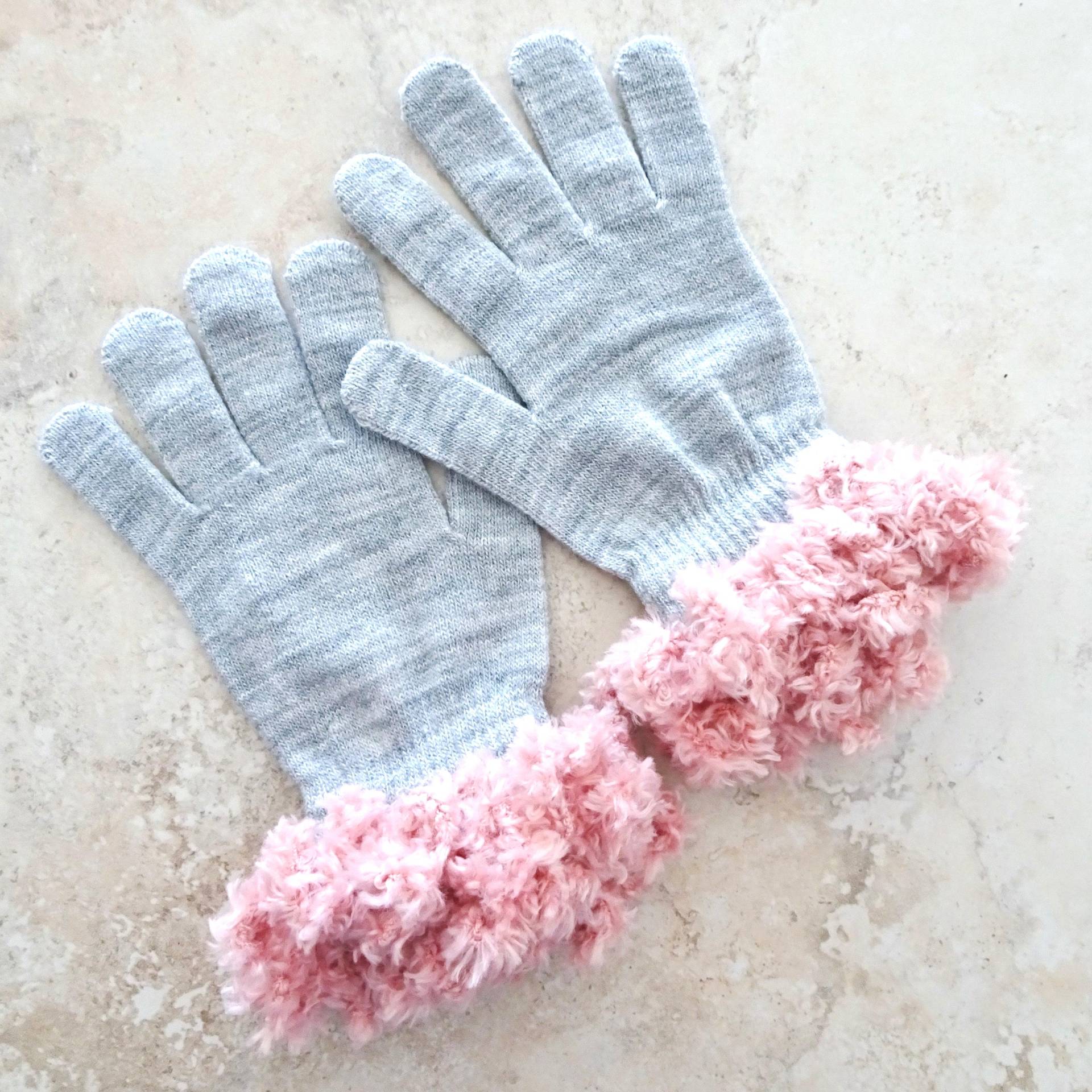 Graue Strick Armstulpen Gehäkelte Malve Pinke Kunstpelz Manschetten von novelknitsdlm