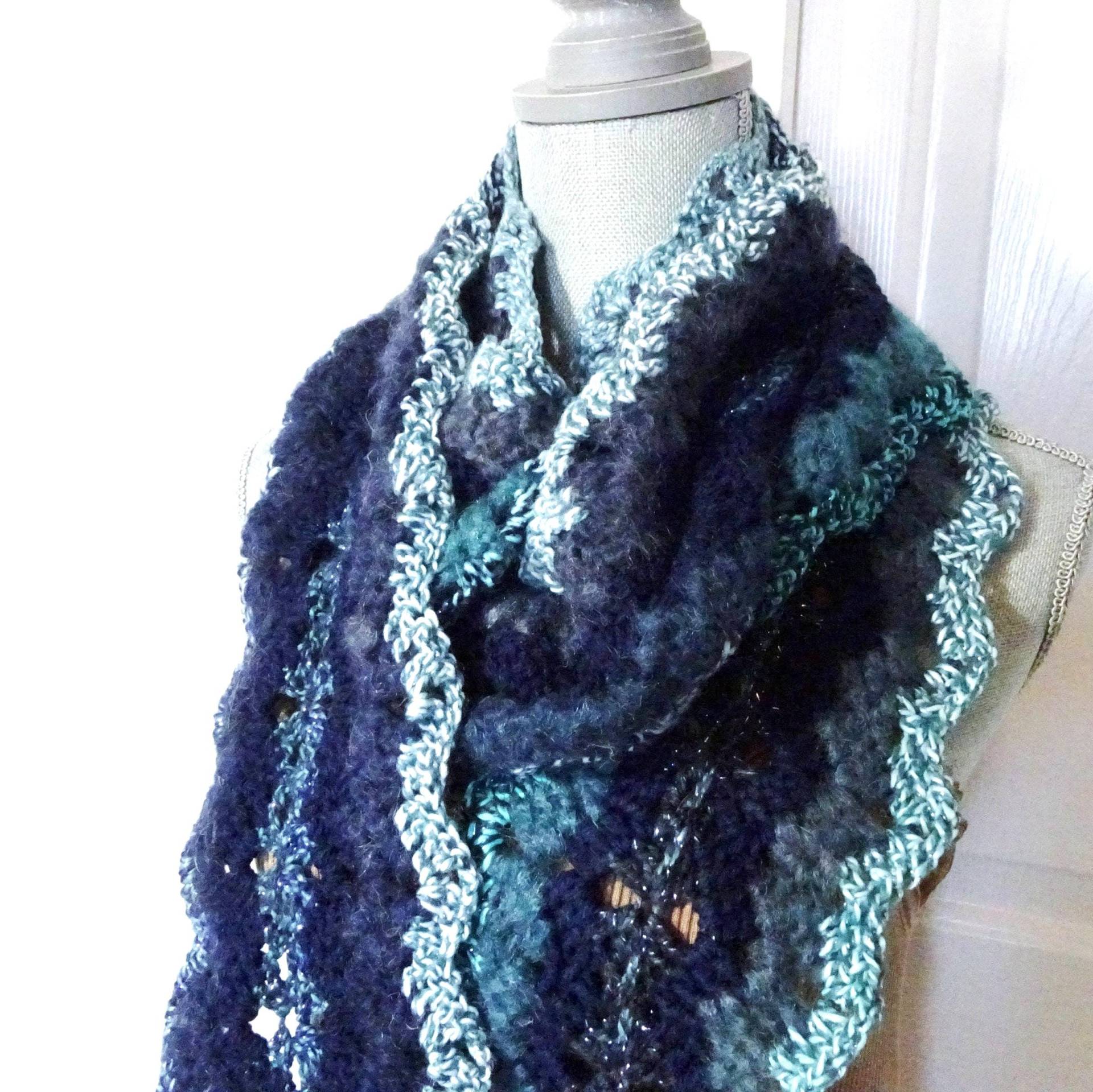 Hand Gehäkelte Blaue Winter Schal Extra Lang Wollmischung, Metallic Faden von novelknitsdlm