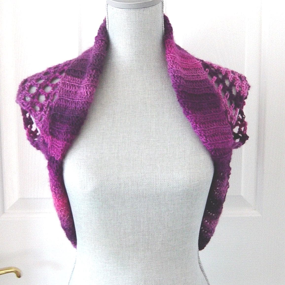 Hand Gehäkelter Lila Shrug Bunt Acryl, Grösse S-M von novelknitsdlm