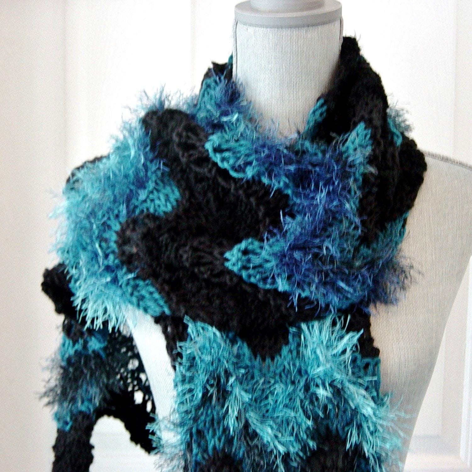 Handgestrickter Blau-Schwarzer Chevron Schal Luxuriöser Winterschal von novelknitsdlm