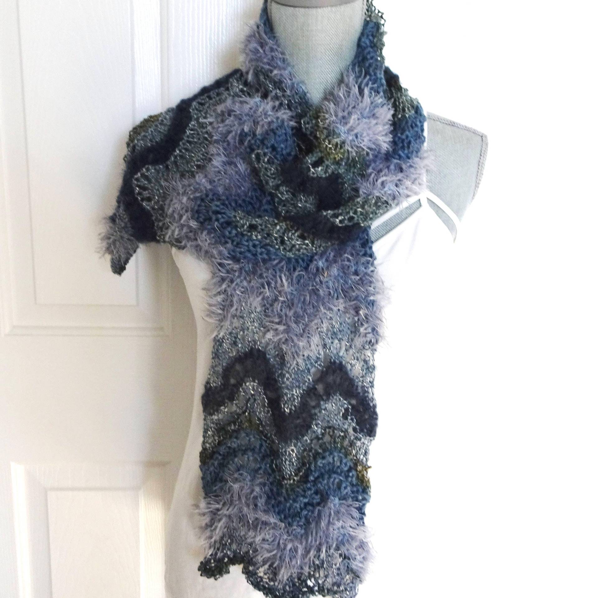 Handgestrickter Blauer Chevron Streifen Langer Winterschal von novelknitsdlm