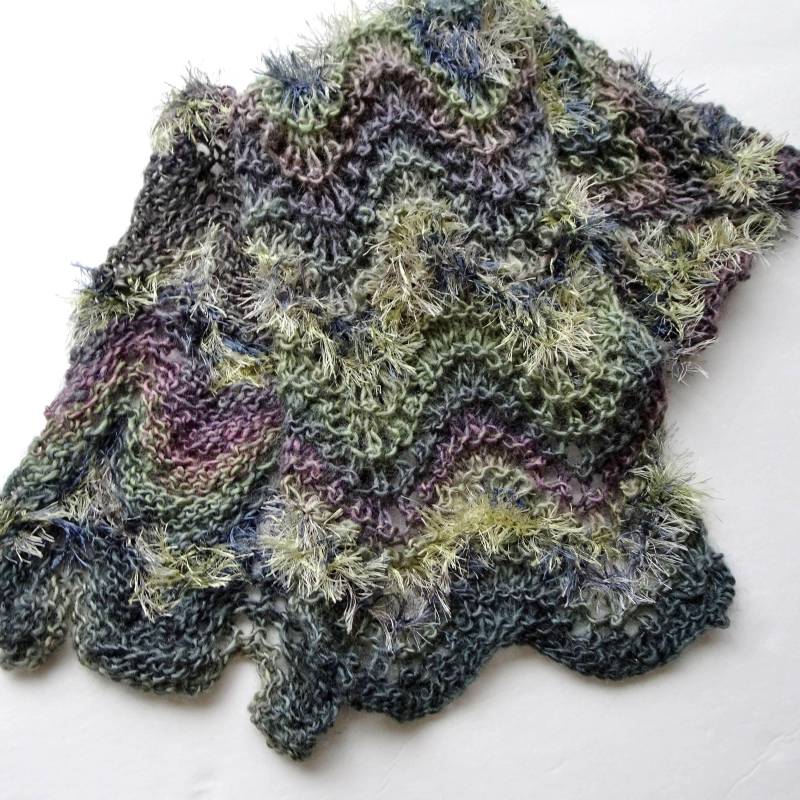 Handgestrickter Chevron Schal Mit Mehrfarbigen Streifen Im Boho Stil von novelknitsdlm