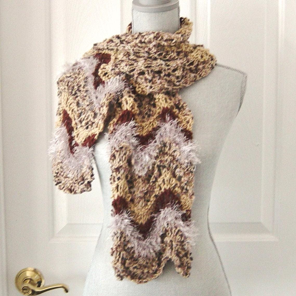 Handgestrickter Chevron Schal in Braun, Camel Und Grau von novelknitsdlm