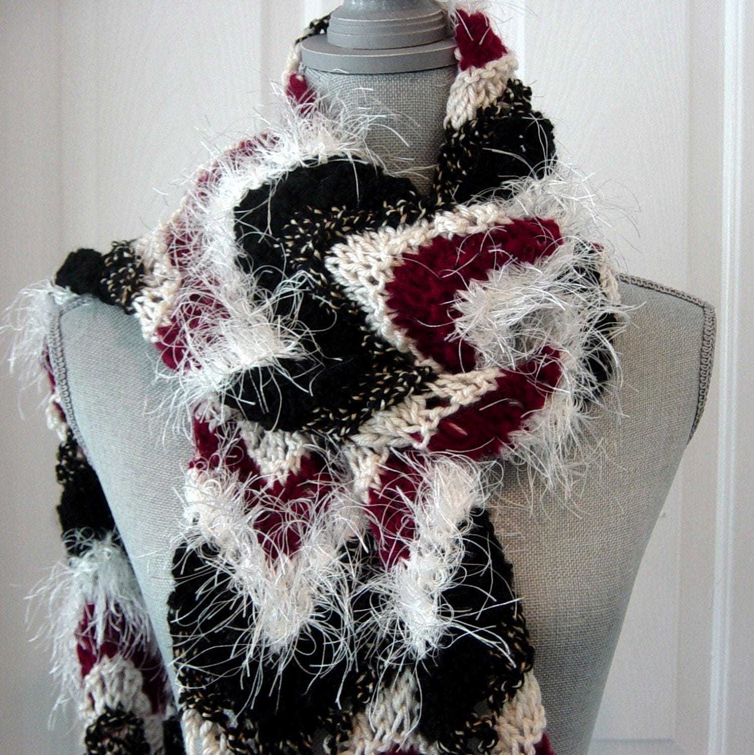 Handgestrickter Chevron Streifen Schal Schwarz, Weiß & Burgunderrot von novelknitsdlm