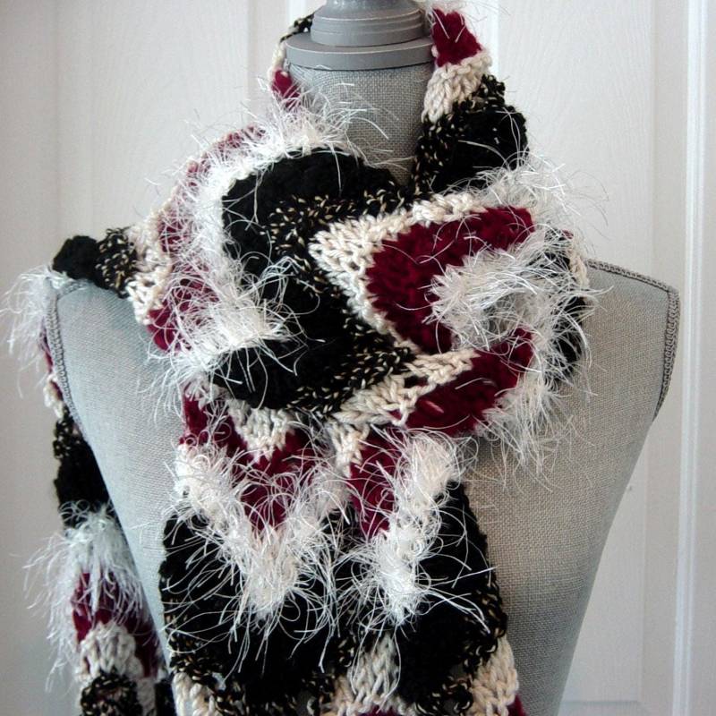 Handgestrickter Chevron Streifen Schal Schwarz, Weiß & Burgunderrot von novelknitsdlm