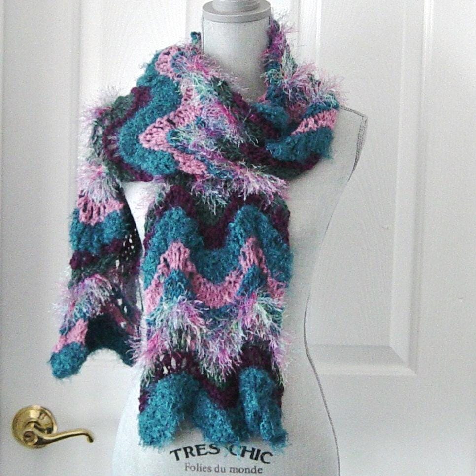 Handgestrickter Gestreifter Winter Schal Blau Lila Chevron, Elegantes Geschenk von novelknitsdlm