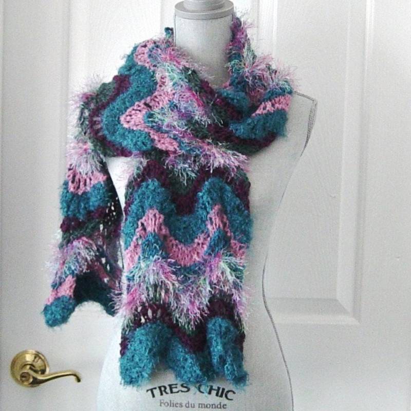 Handgestrickter Gestreifter Winter Schal Blau Lila Chevron, Elegantes Geschenk von novelknitsdlm