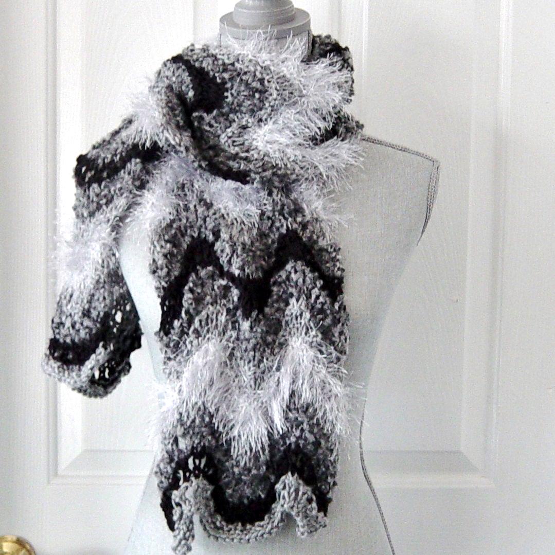 Handgestrickter Grau-Schwarz Gestreifter Winterschal von novelknitsdlm