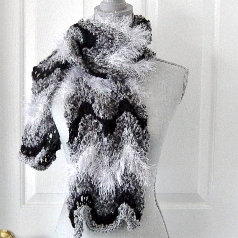 Handgestrickter Grau-Schwarz Gestreifter Winterschal von novelknitsdlm