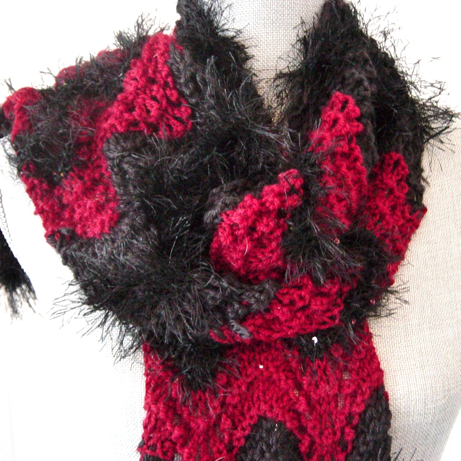 Handgestrickter Rot & Schwarz Gestreifter Winterschal von novelknitsdlm
