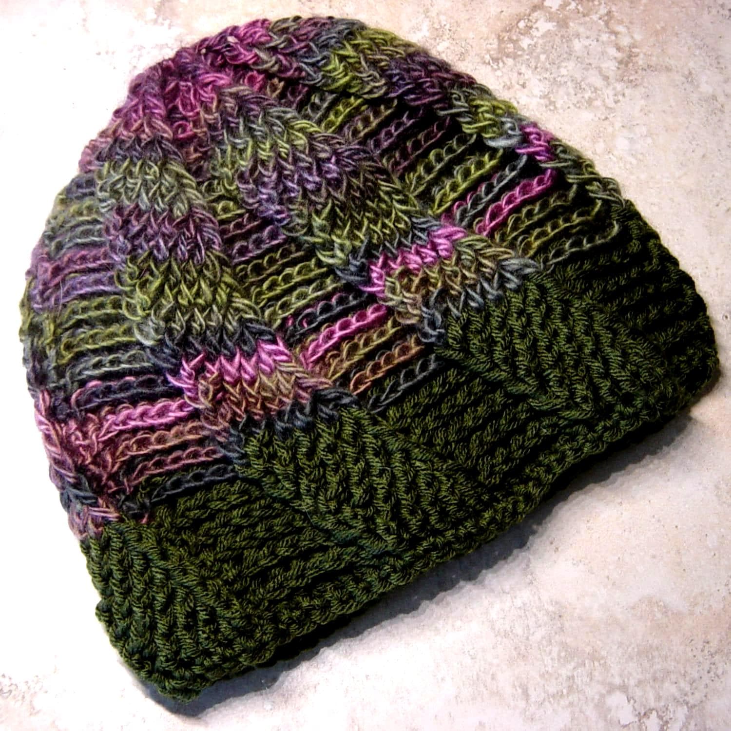 Olivgrün Hand Gehäkelte Cloche Hut, Erwachsene Größe Winter Beanie, Boho von novelknitsdlm