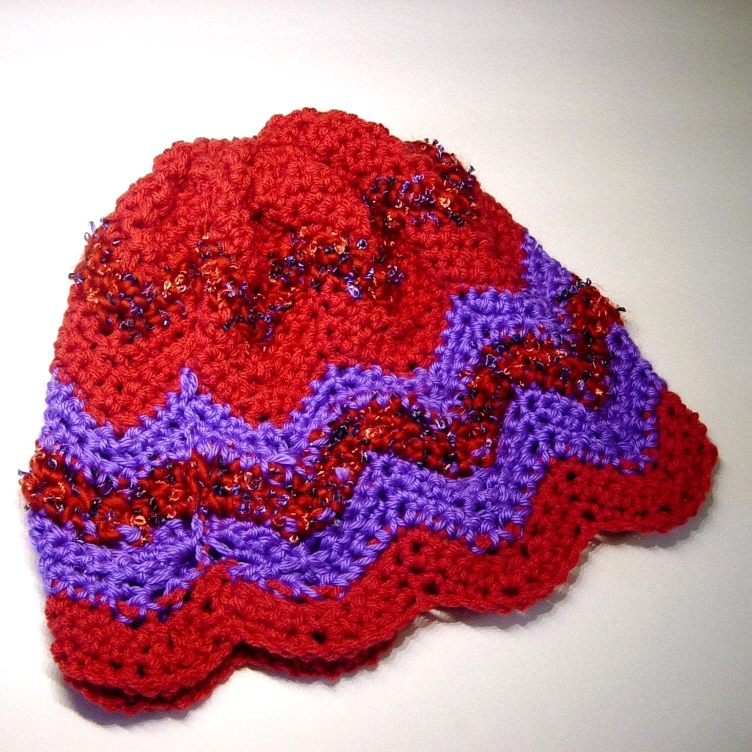 Rot Lila Gestreifter Strick Cloche Hut, Handgehäkelte Mütze, Erwachsenengröße von novelknitsdlm