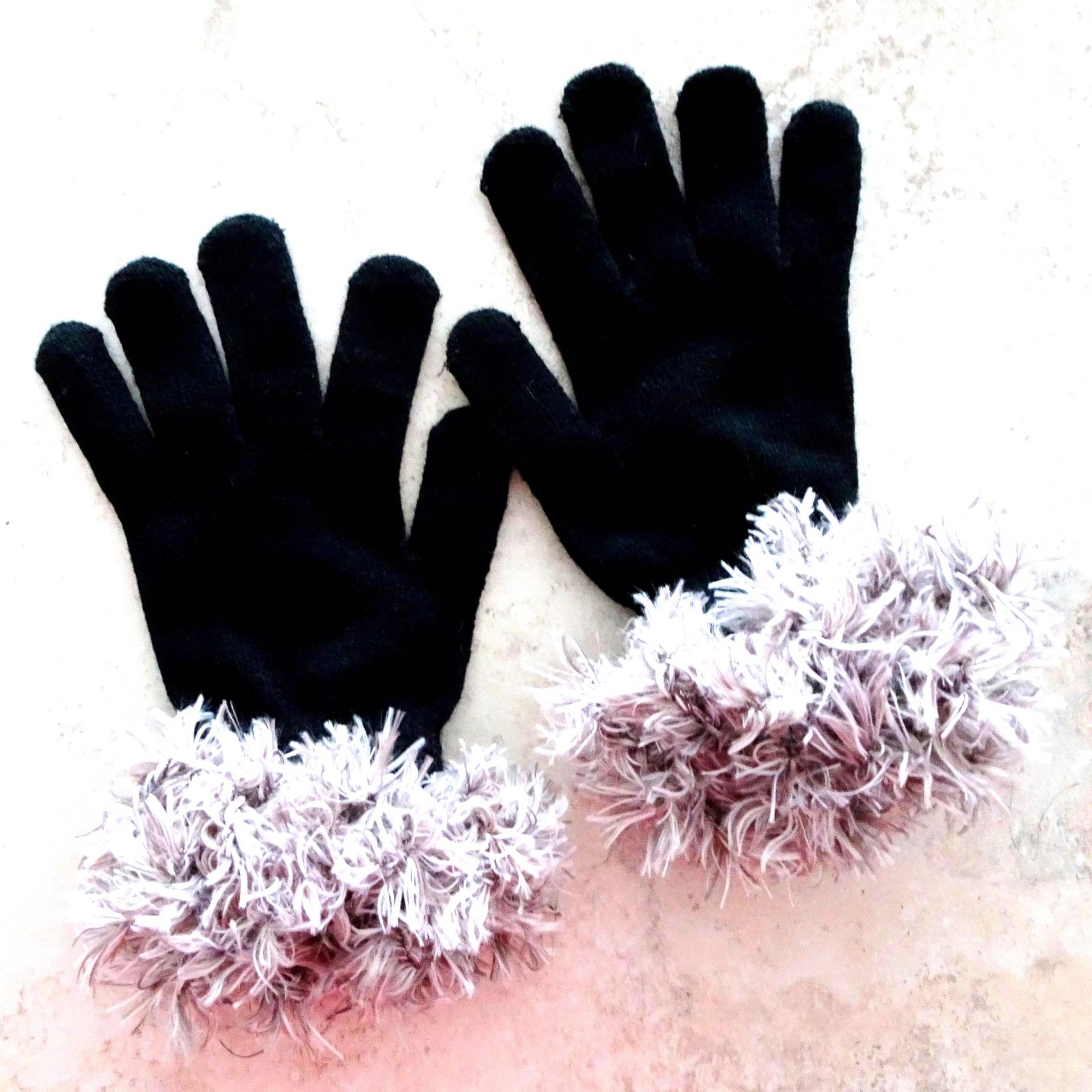 Schwarze Gestrickte Winterhandschuhe Mit Ausgefallenen Kunstpelz Manschetten, Geschenk Für Sie von novelknitsdlm