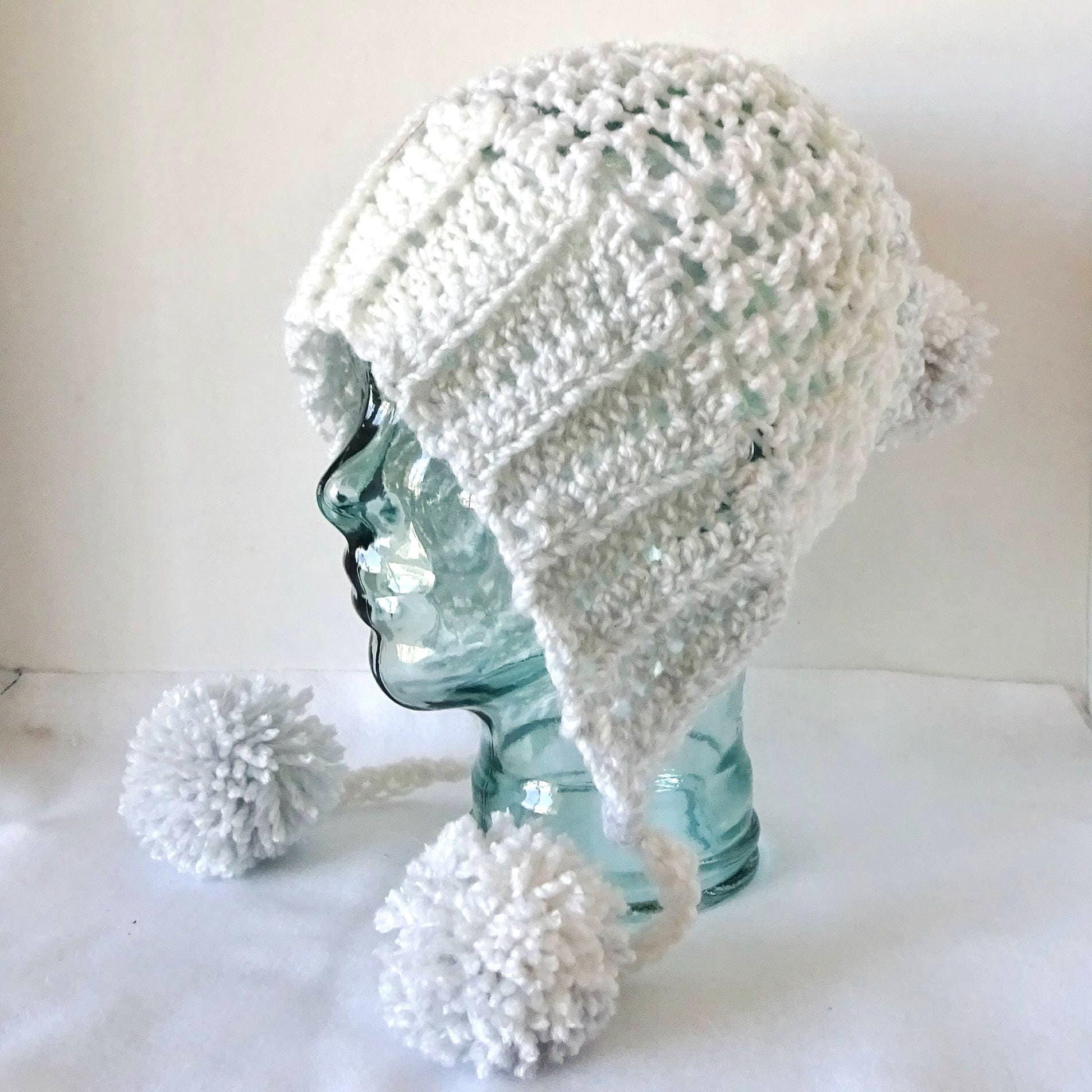 Weiß Und Blau Handgestrickte Trapper Style Hut, Erwachsene Größe Wintermütze von novelknitsdlm