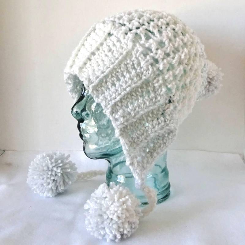 Weiß Und Blau Handgestrickte Trapper Style Hut, Erwachsene Größe Wintermütze von novelknitsdlm