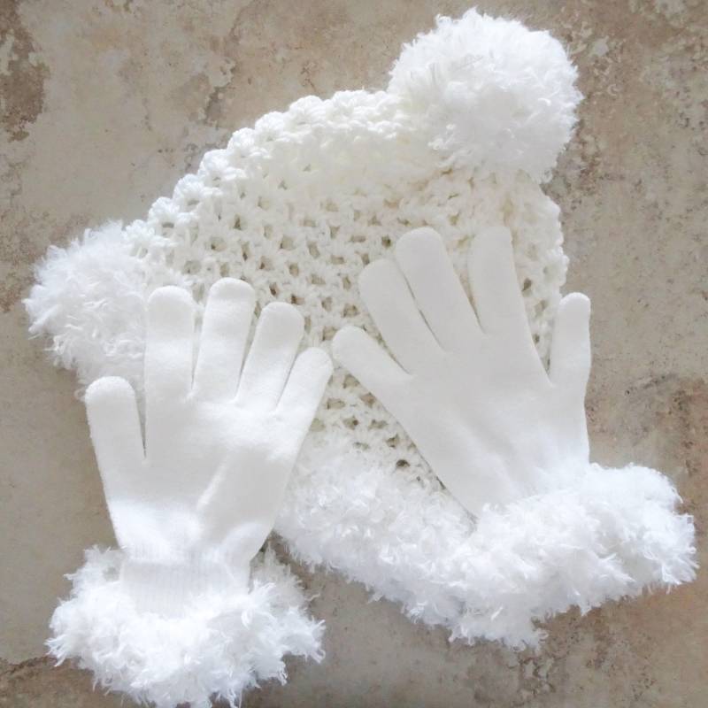 Weiße Spitze Gehäkelte Mütze & Kunstpelz Manschette Handschuhe Set - Boho Winter Geschenk von novelknitsdlm