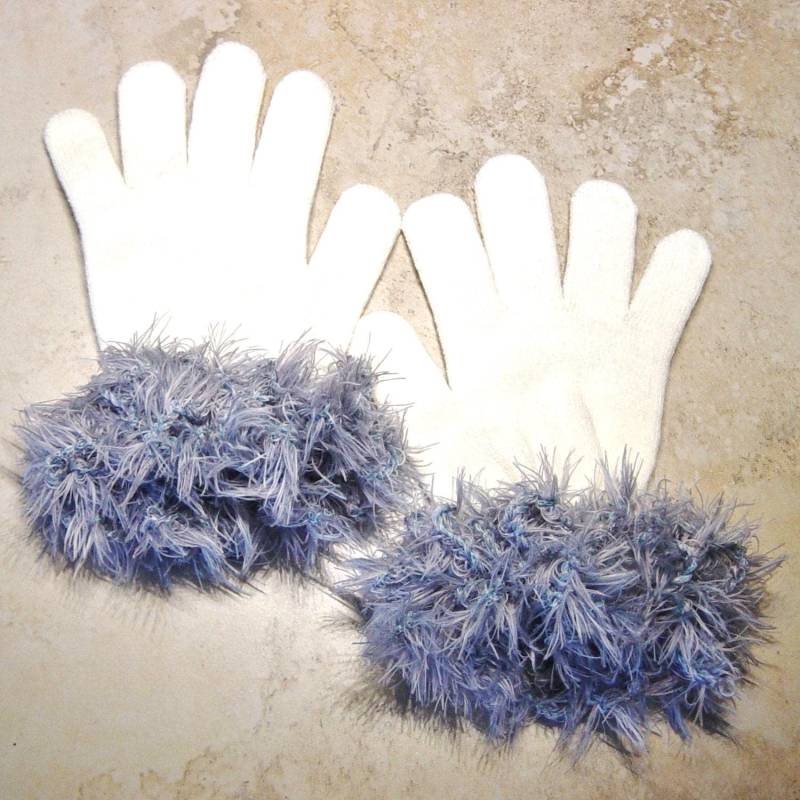Weiße Strickhandschuhe Mit Blauen Häkelfell Manschetten von novelknitsdlm