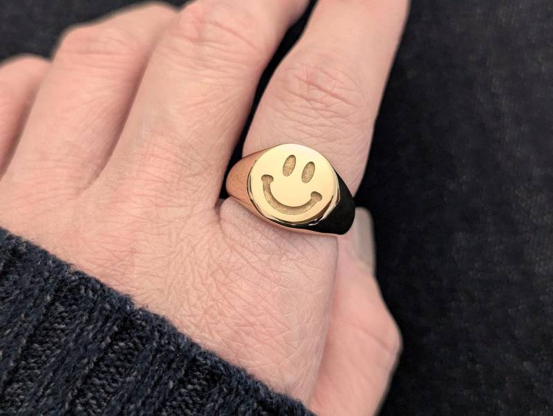 Nox Caelum | 18K Vergoldeter Smiley Ring Aus Edelstahl, Chunky Ring, Glücksbringer Schmuck, Statement Siegelring, Geschenk Für Sie Nox Caelum | 18K Vergoldeter Smiley Ring Aus Edelstahl, Chunky Ring, Glücksbringer Schmuck, Statement Siegelring, Geschenk Für Sie von noxcaelumDesign