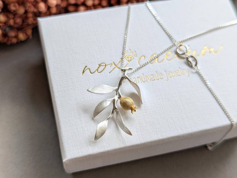 Nox Caelum | Granatapfel Obst Blätter Zweig Anhänger Halskette Aus Sterling Silber, Pflanzen-Blumenliebhaber Schmuck Nox Caelum | Granatapfel Obst Blätter Zweig Anhänger Halskette Aus Sterling Silber, Pflanzen-Blumenliebhaber Schmuck von noxcaelumDesign