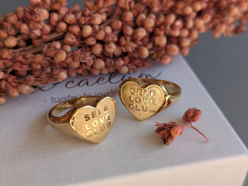Nox Caelum | Herz Ring Aus 18K Vergoldetem Edelstahl, Self Love Club Ring, Statement Gold Siegelring, Chunky Geschenk Für Sie von noxcaelumDesign