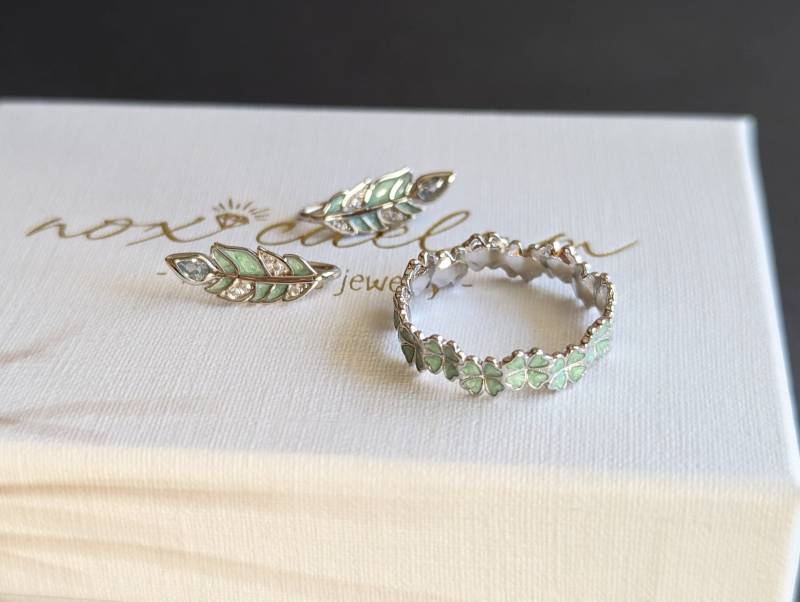 Nox Caelum | Sterling Silber Hellgrün Emaillierte Vierblättrige Kleeblätter Ring + Feder Ohrringe Schmuckset, 925 Ring, Ohr Kletterer Nox Caelum | Sterling Silber Hellgrün Emaillierte Vierblättrige Kleeblätter Ring + Feder Ohrringe Schmuckset, 925 Ring, Ohr Kletterer von noxcaelumDesign