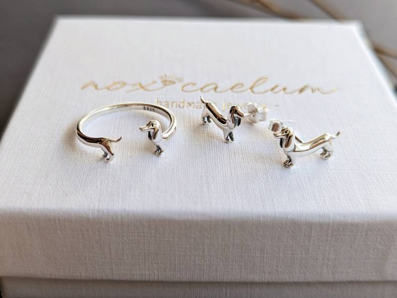 Nox Caelum | Sterling Silber Süße Dackel Hunde Ring + Ohrstecker Set, Schmuckset, 925 Ohrringe, Ring, Hundeliebhaber Geschenk von noxcaelumDesign