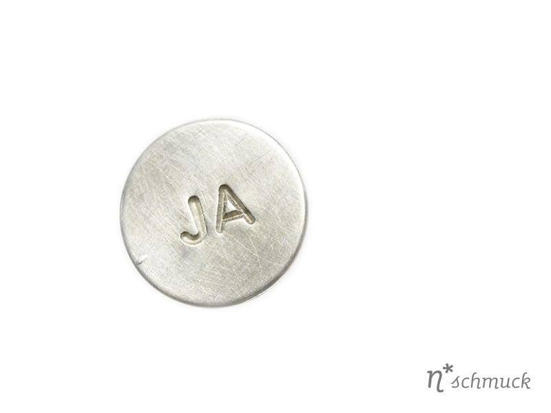 Button_ Ja, Brosche Handarbeit Mit Geprägten Buchstaben Aus Sterlingsilber, 21 Mm von nschmuck