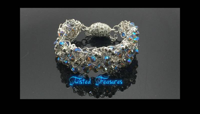 Gehäkeltes Armband Mit Swarovski Kristallen Gehäkeltes Armband Mit Swarovski Kristallen von nsmerritt1