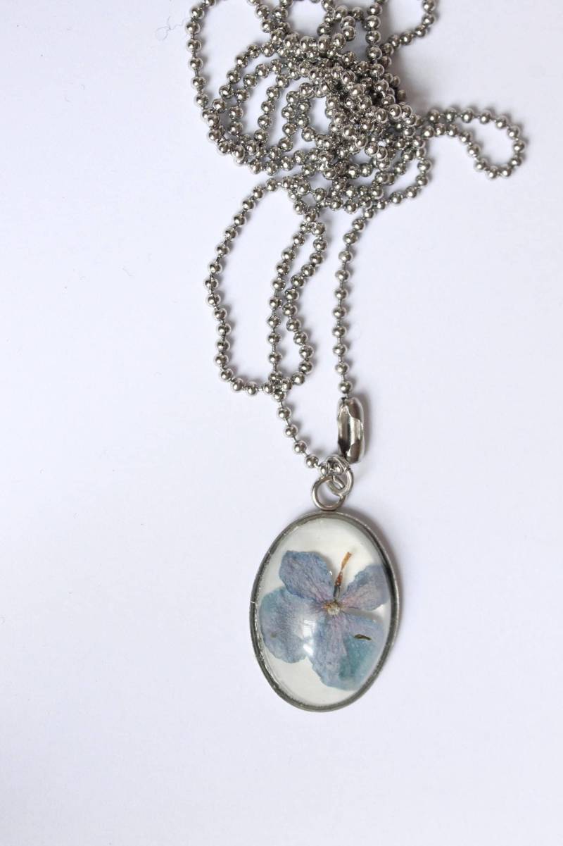 stahlkette Mit Getrockneter Hortensienblüte stahlkette Mit Getrockneter Hortensienblüte von nuancesdejoie