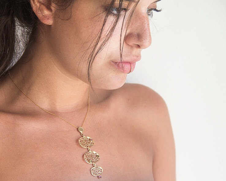 22K Vergoldete Spitze Halskette, Turmalin Geburtsstein Anhänger, Filigraner Schmuck von nuritdesignjewelry