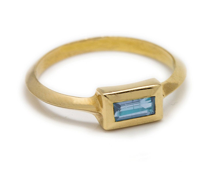 Blautopas Ring, 22K Vergoldetes Sterling Silber, Dünner Stapelring von nuritdesignjewelry
